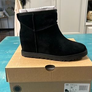 Women’s UGGS size 7 Femme Mini Brand new never worn